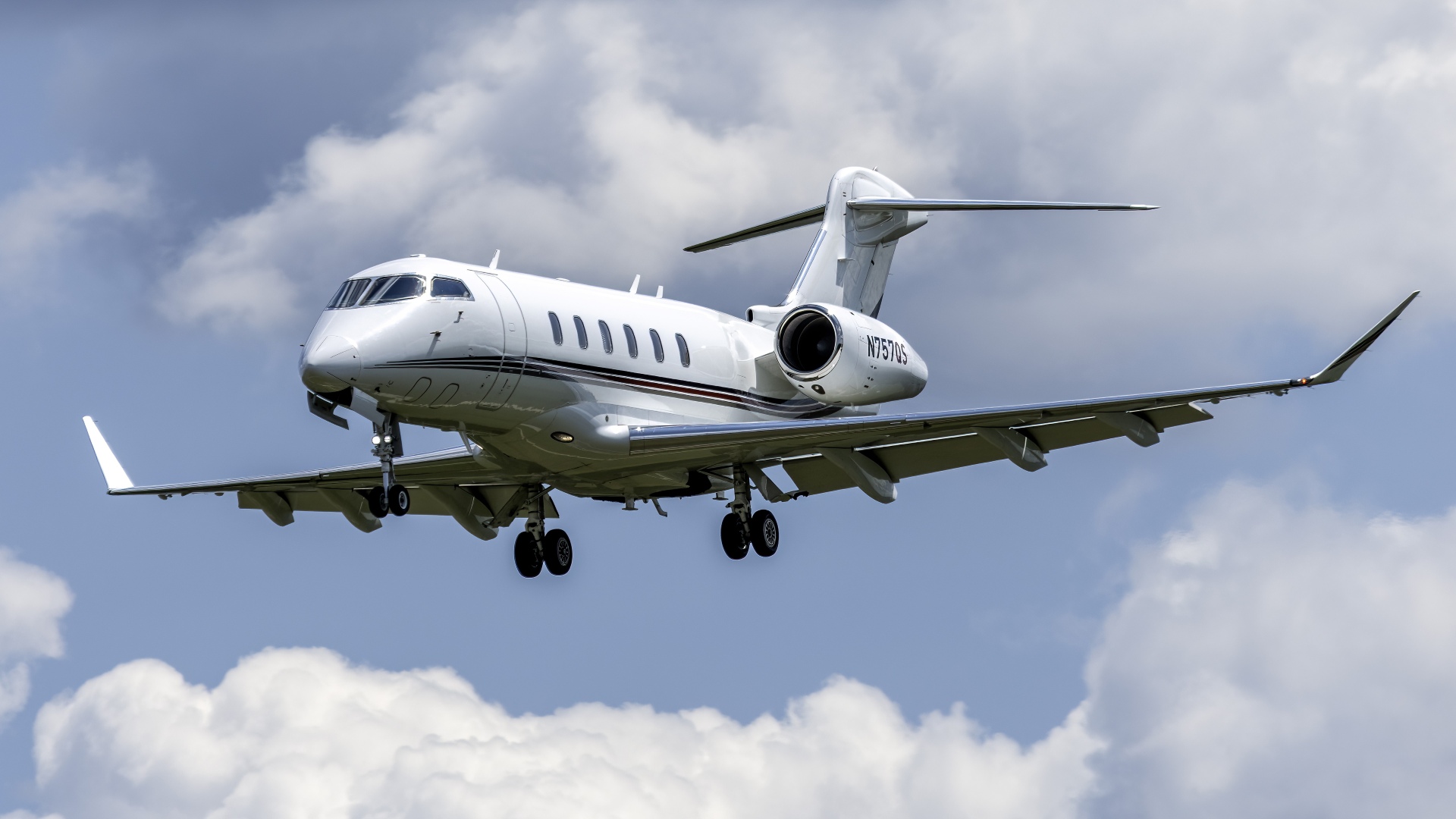 Challenger 350 exterior
