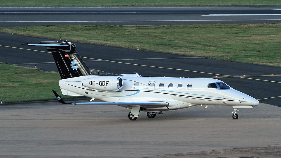 Embraer Phenom 300 exterior