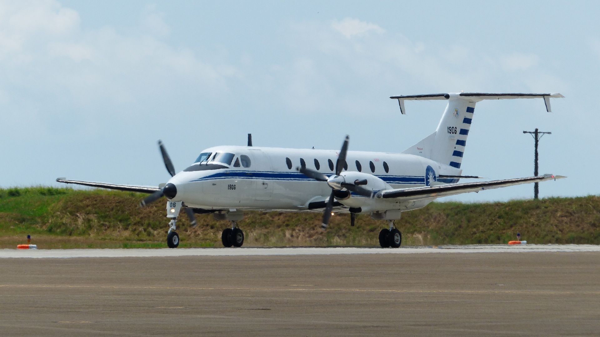 Beechcraft 1900D exterior