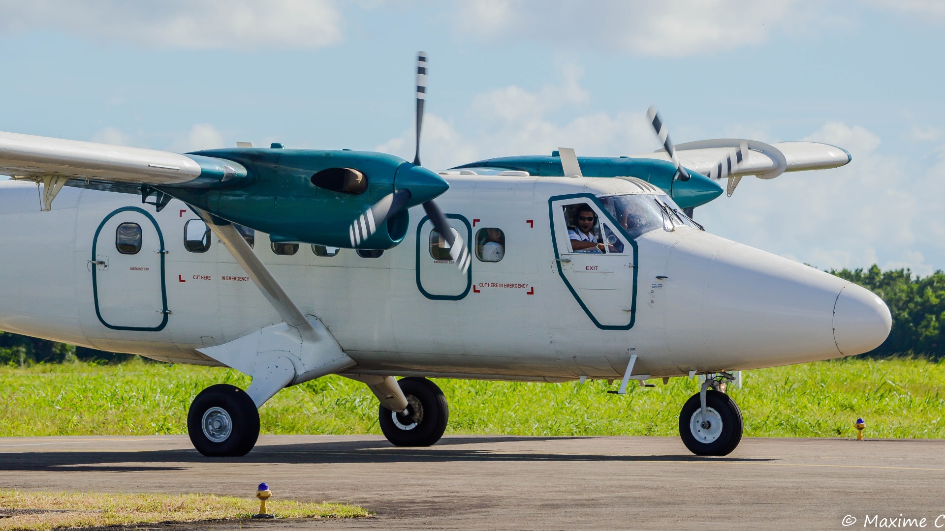 DHC-6 Twin Otter 300 exterior